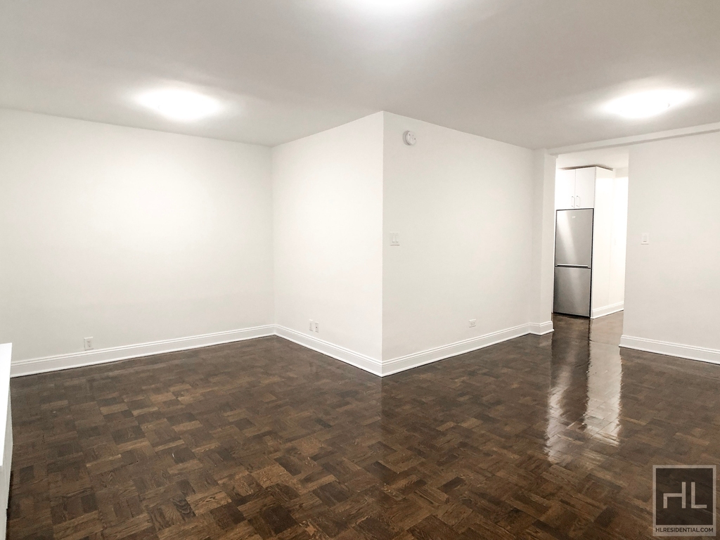 East 55 Street - Photo 0