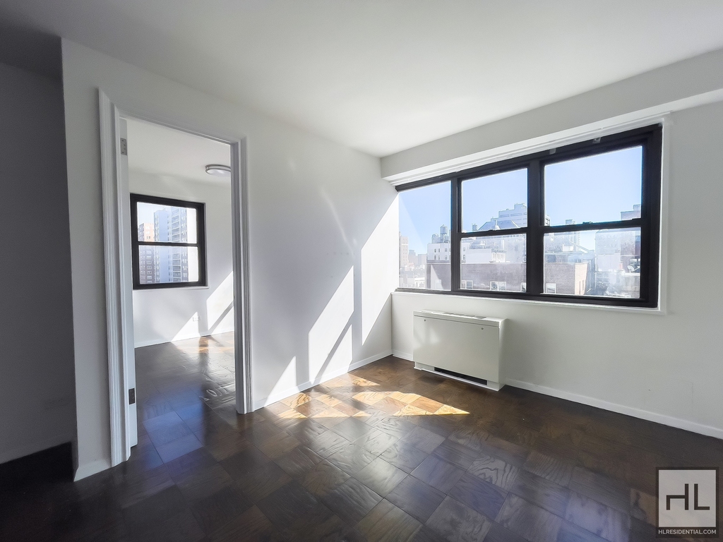 E 16 St - Photo 1