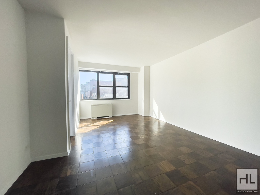 E 16 St - Photo 0