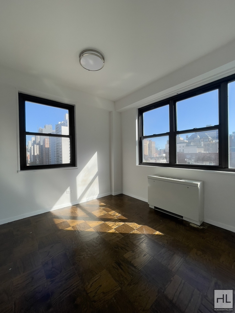 E 16 St - Photo 2