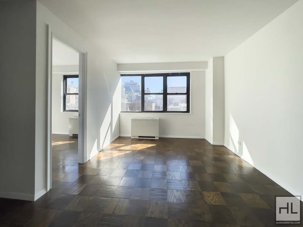 E 16 St - Photo 3