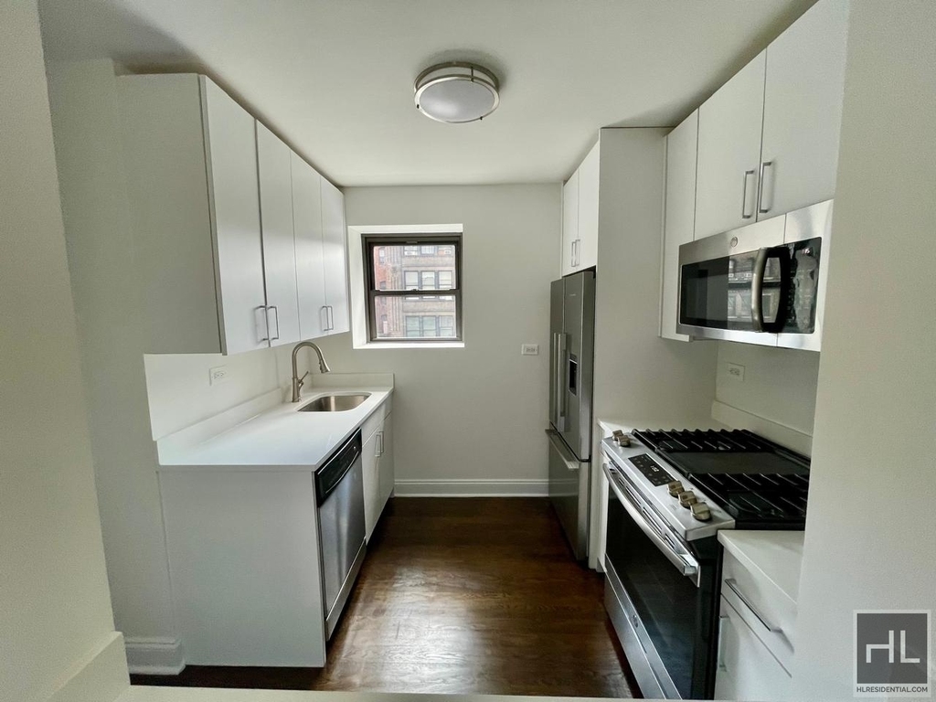 E 16 St - Photo 3
