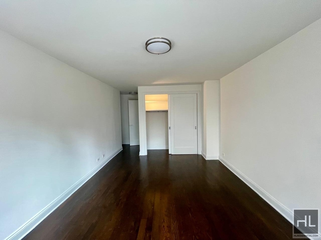 E 16 St - Photo 2