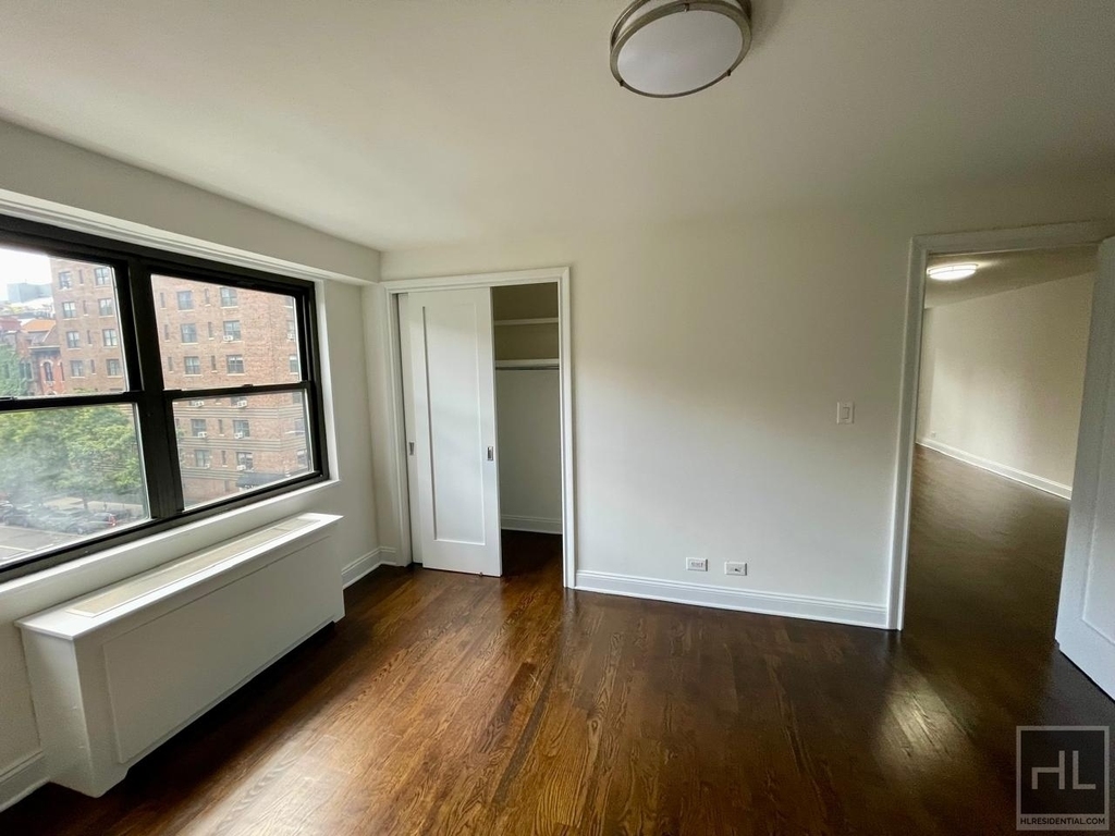 E 16 St - Photo 1