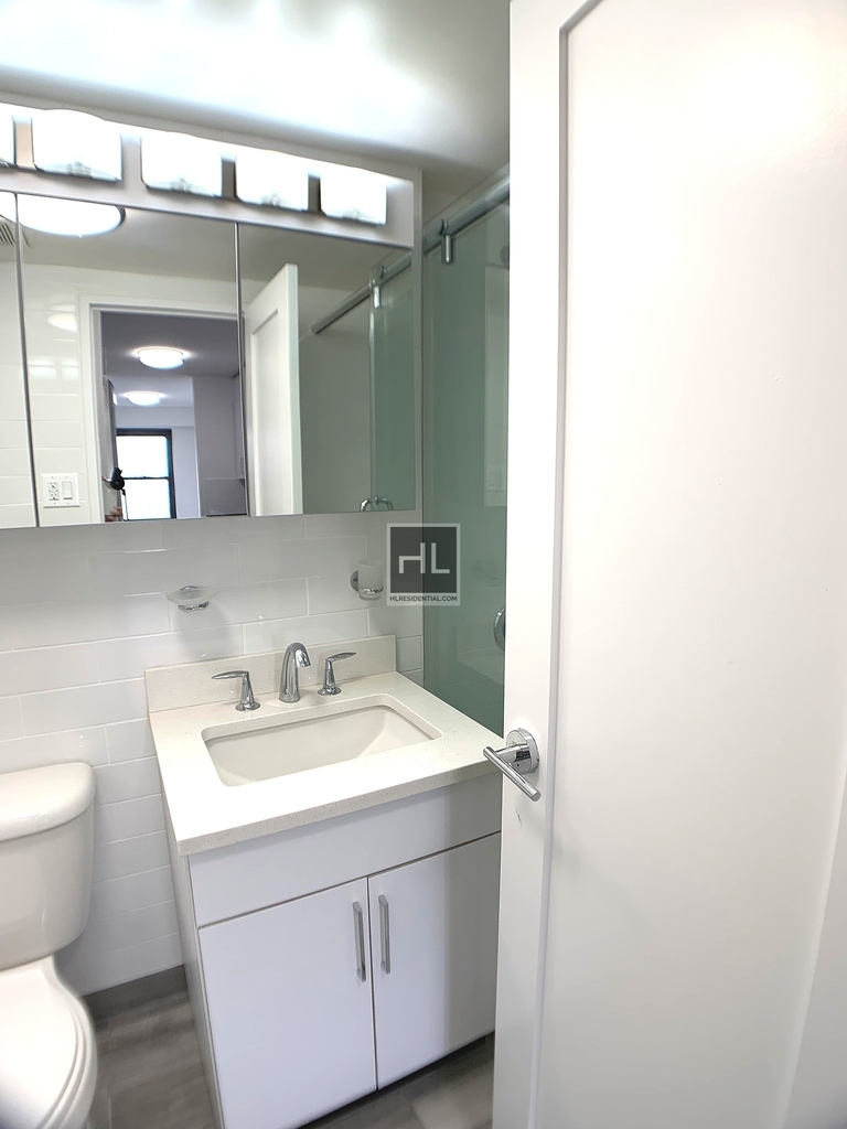E 16 St - Photo 2
