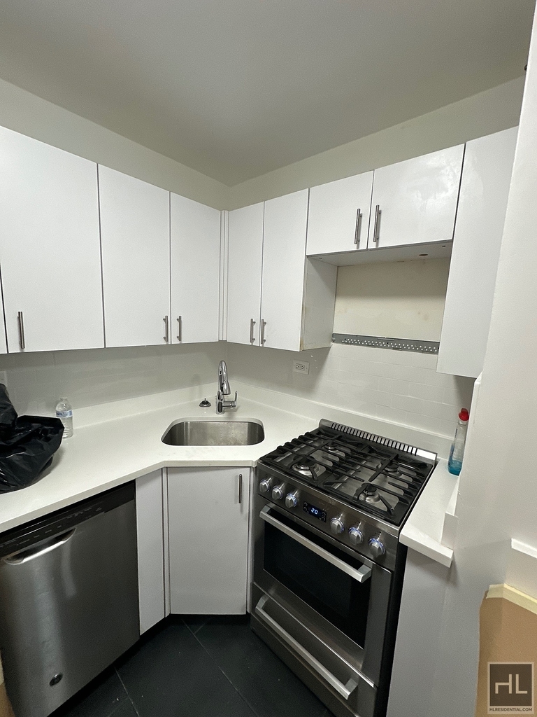 E 16 St - Photo 3