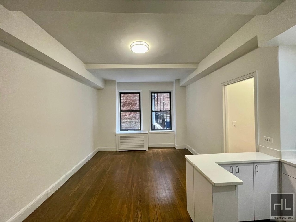 East 46 Street - Photo 0