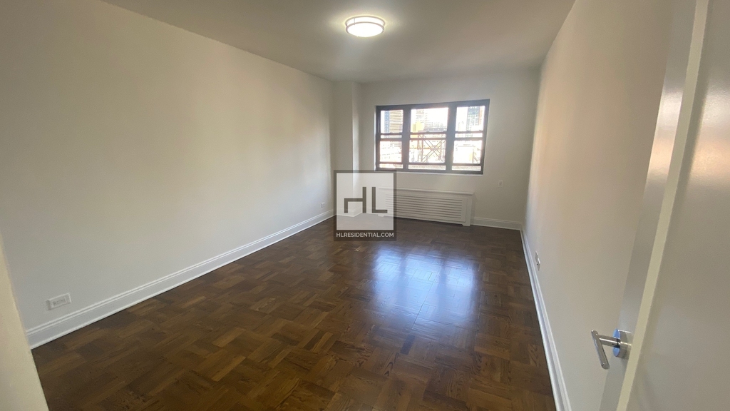 East 35 Street - Photo 4