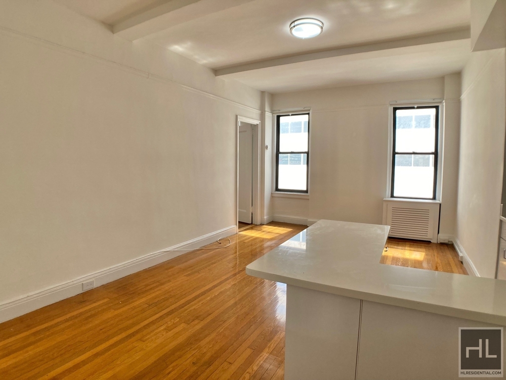 East 46 Street - Photo 1