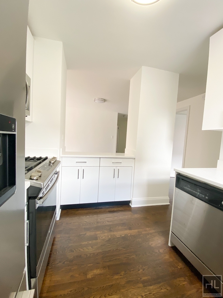 E 16 St - Photo 4