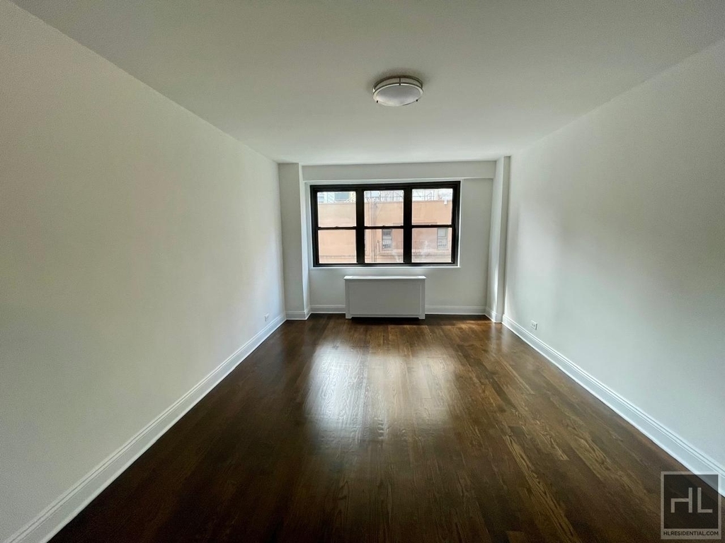 E 16 St - Photo 10