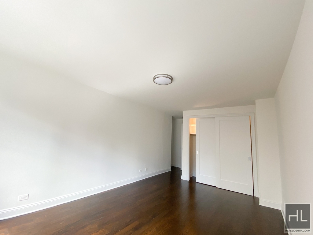 E 16 St - Photo 7