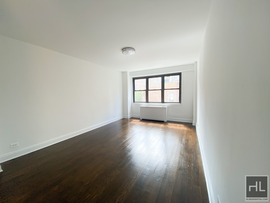 E 16 St - Photo 9