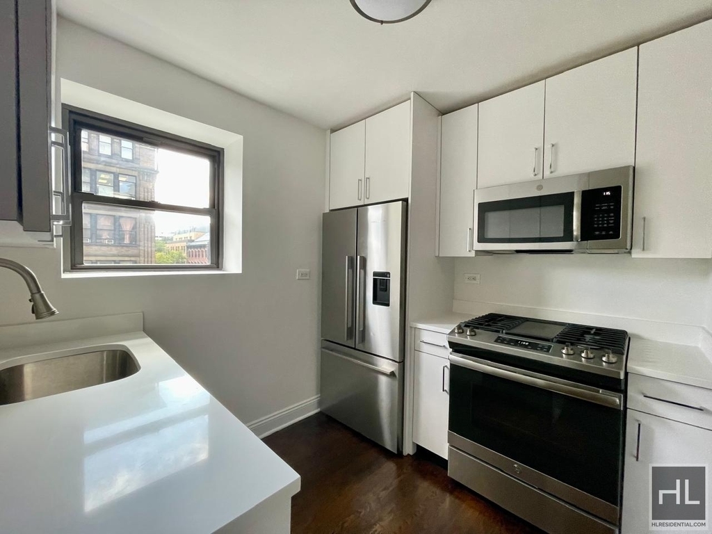 E 16 St - Photo 1