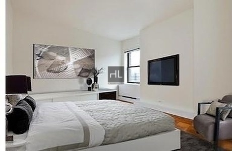 West 34th Street - Photo 1