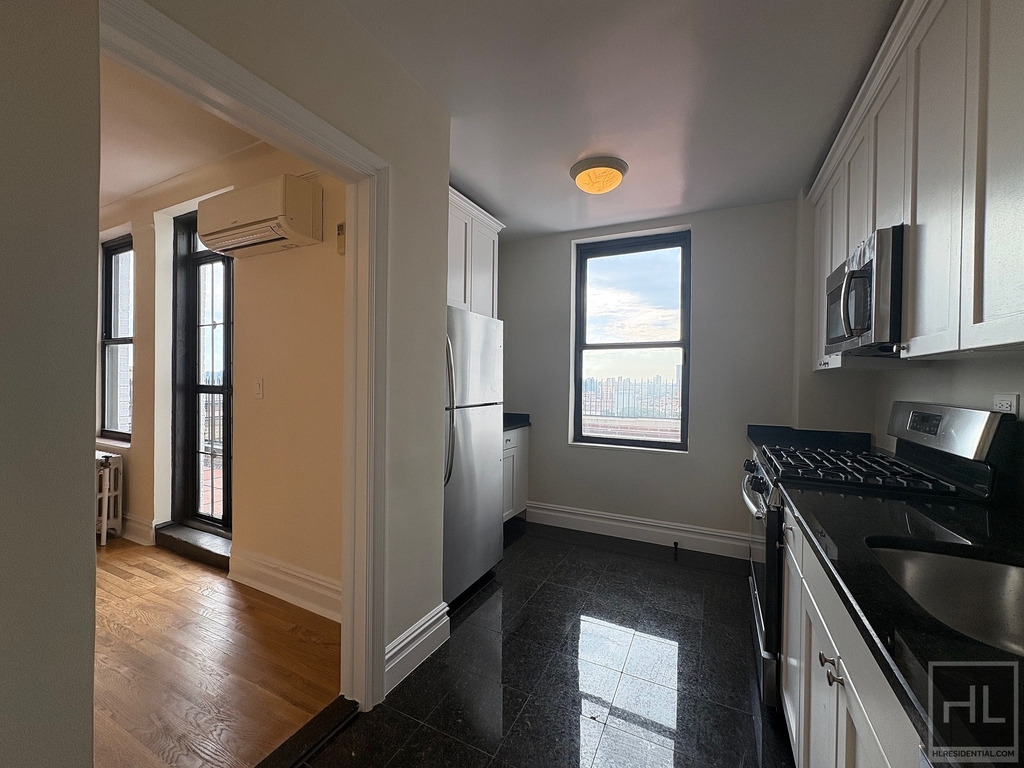 Second Avenue - Photo 2