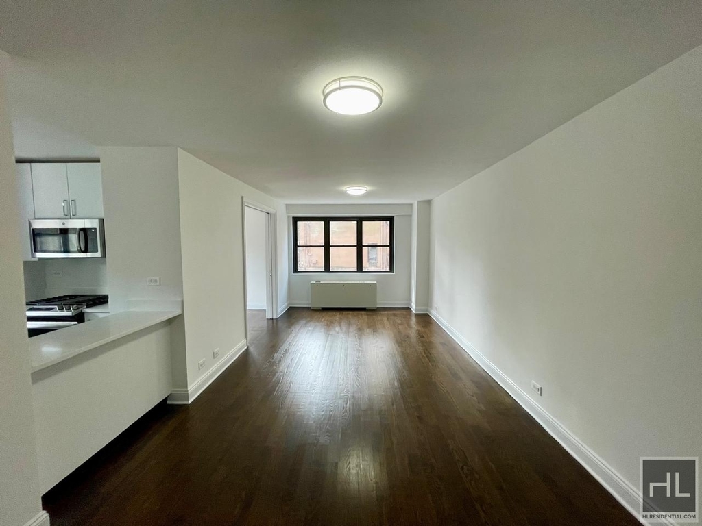 E 16 St - Photo 0