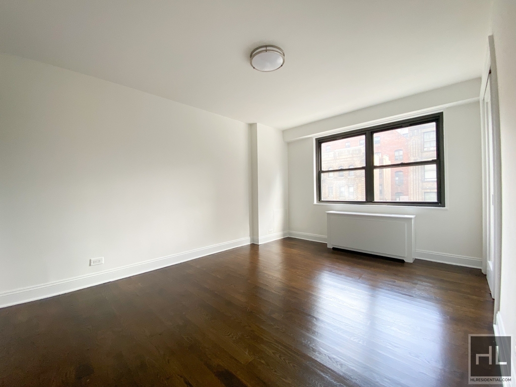 E 16 St - Photo 5