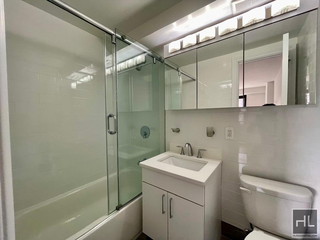 E 16 St - Photo 6