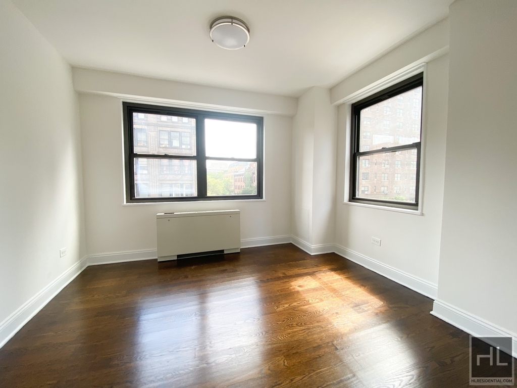 E 16 St - Photo 4