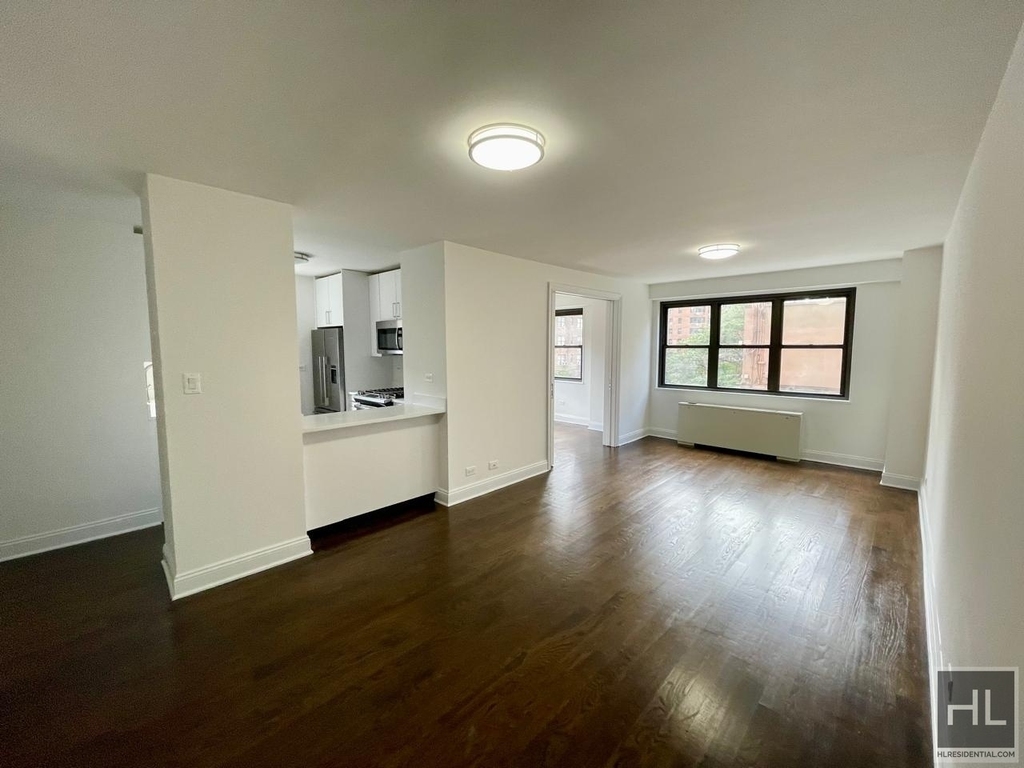 E 16 St - Photo 1