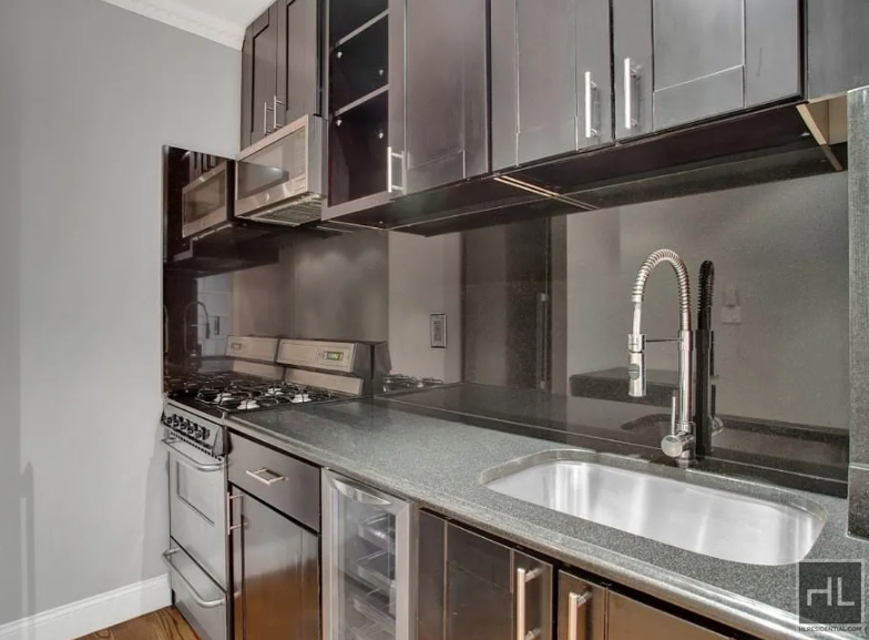 West 52 Street - Photo 1