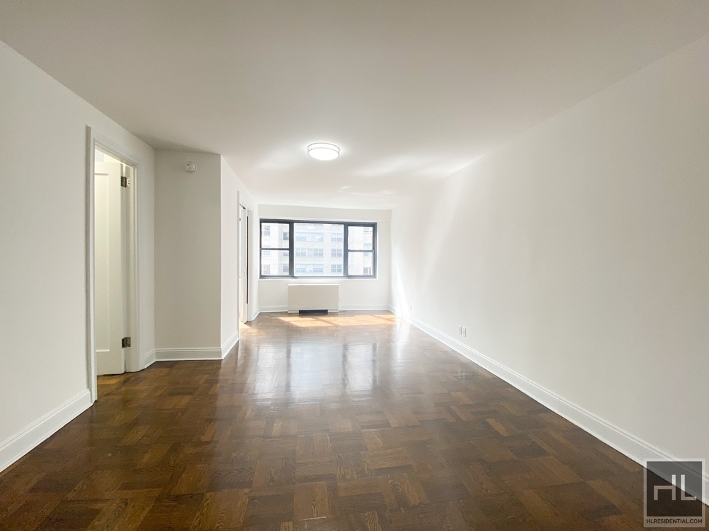 East 56 Street - Photo 0