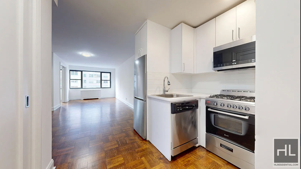 East 56 Street - Photo 3