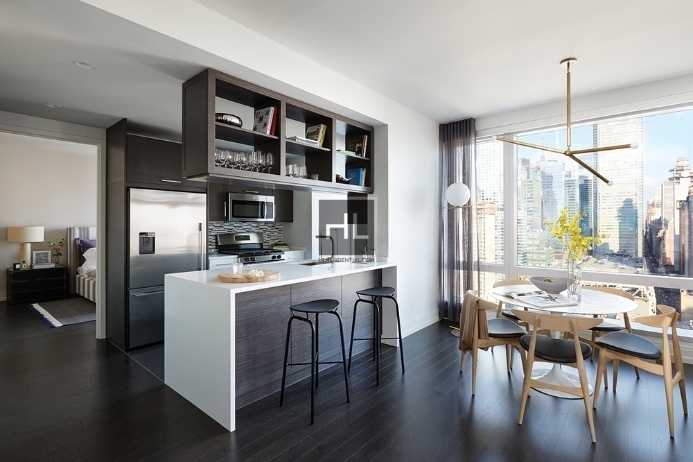 Tenth Avenue - Photo 2