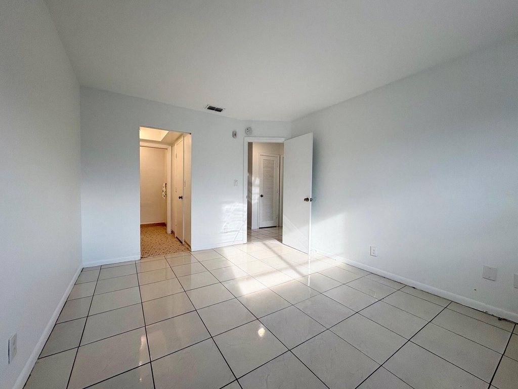 305 Se 9th Avenue - Photo 15