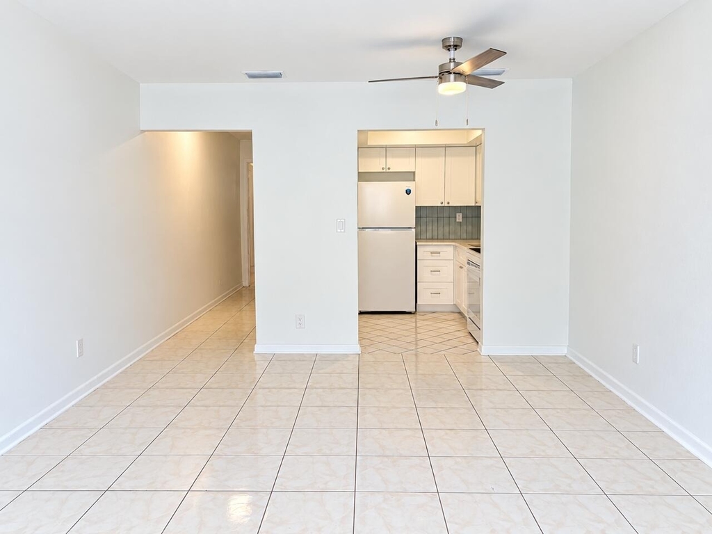 305 Se 9th Avenue - Photo 1