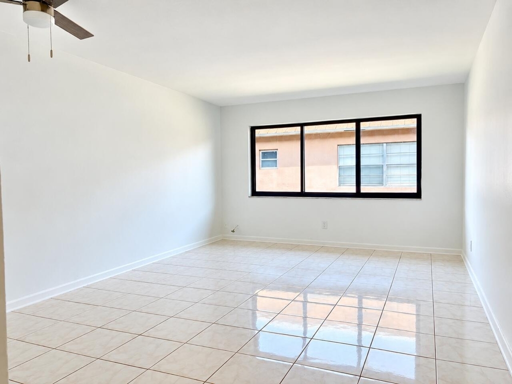 305 Se 9th Avenue - Photo 2