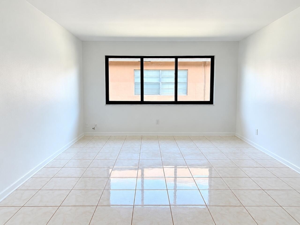305 Se 9th Avenue - Photo 3