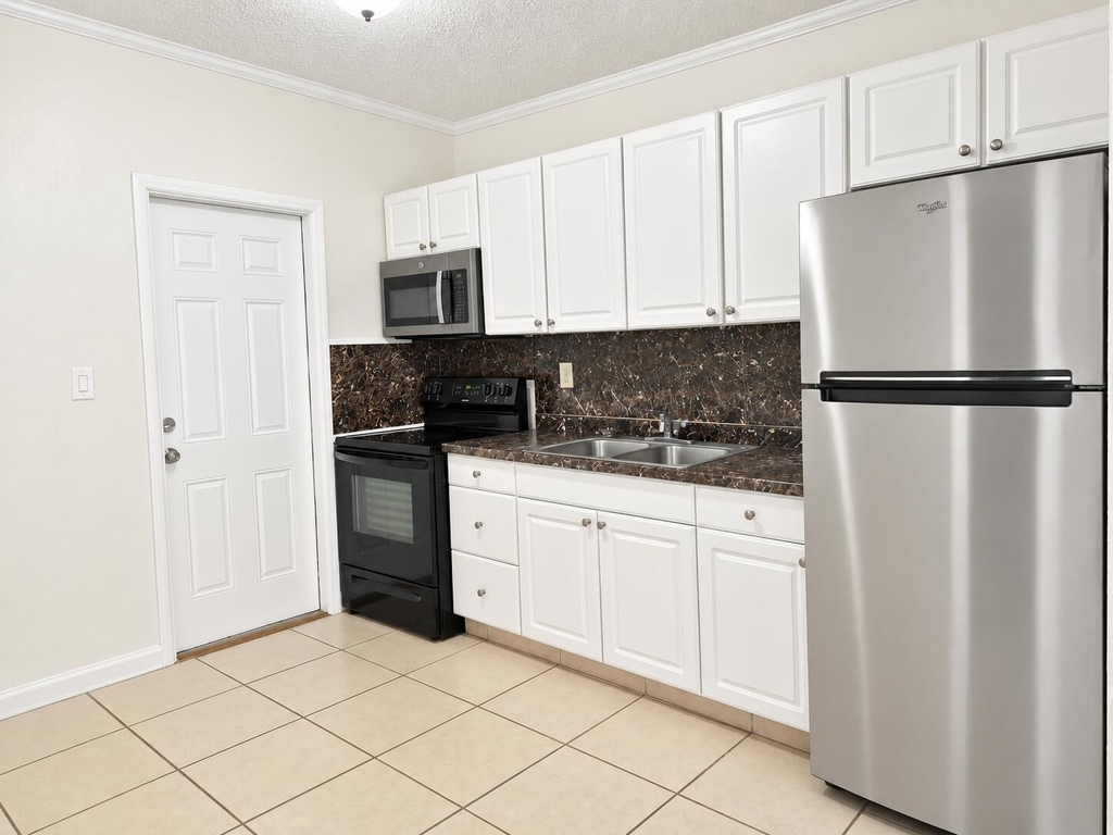 727 Nw 1st Avenue - Photo 1