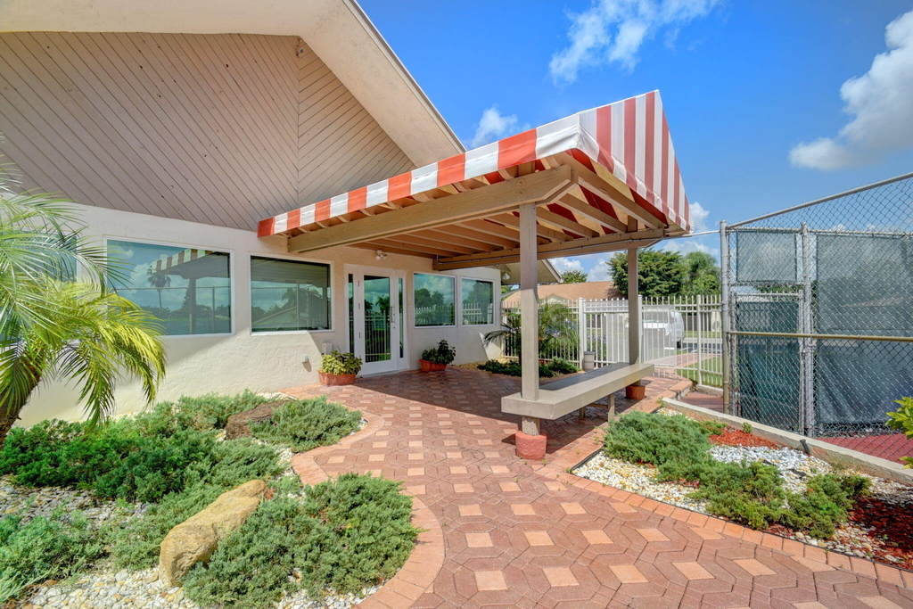 568 Sw 28th Avenue - Photo 3