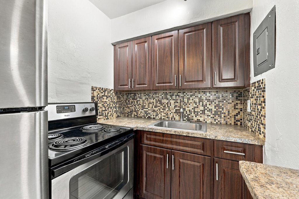 1300 Se 1st Street - Photo 3