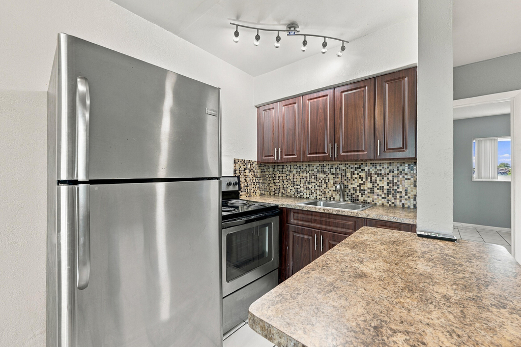 1300 Se 1st Street - Photo 2