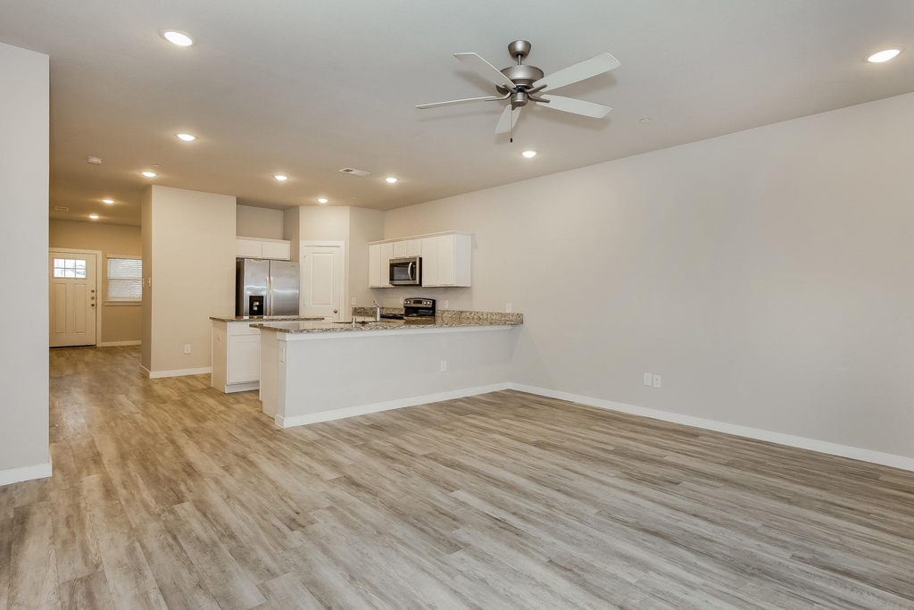 613 Sophia Way - Photo 4