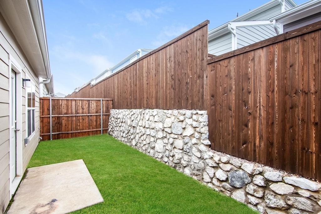 613 Sophia Way - Photo 13