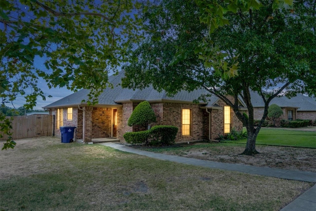 1609 W Jamestown Drive - Photo 0