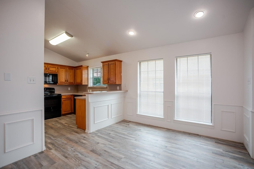 1609 W Jamestown Drive - Photo 4