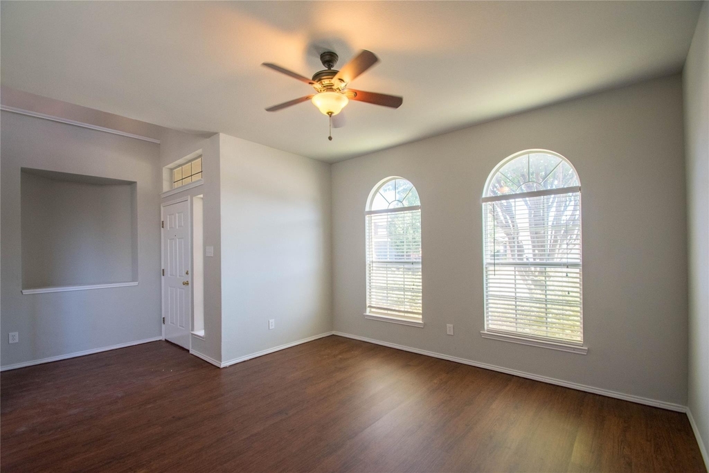 8512 Clearbrook Drive - Photo 5