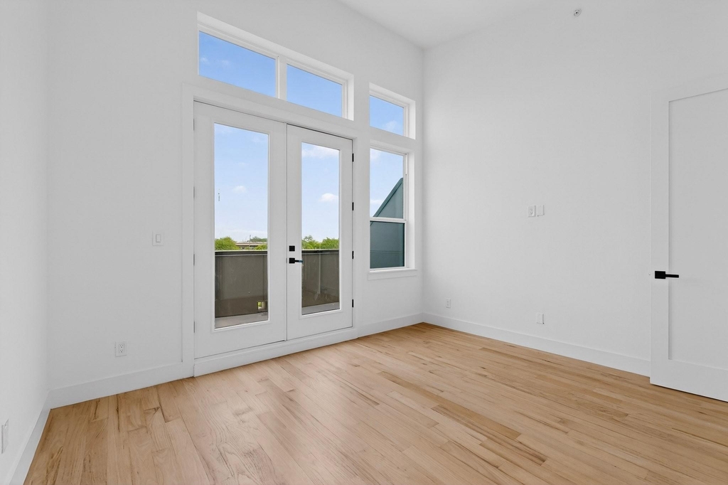 2080 Kelly Avenue - Photo 10