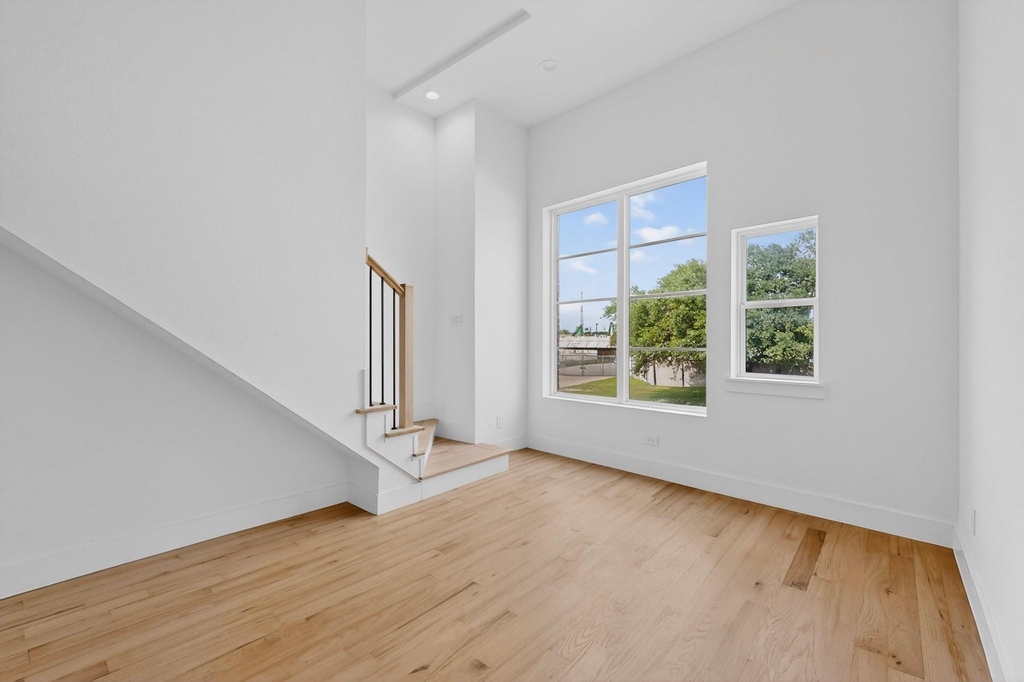 2080 Kelly Avenue - Photo 4