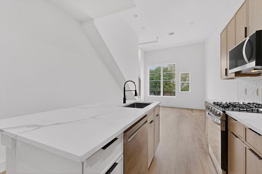 2080 Kelly Avenue - Photo 2
