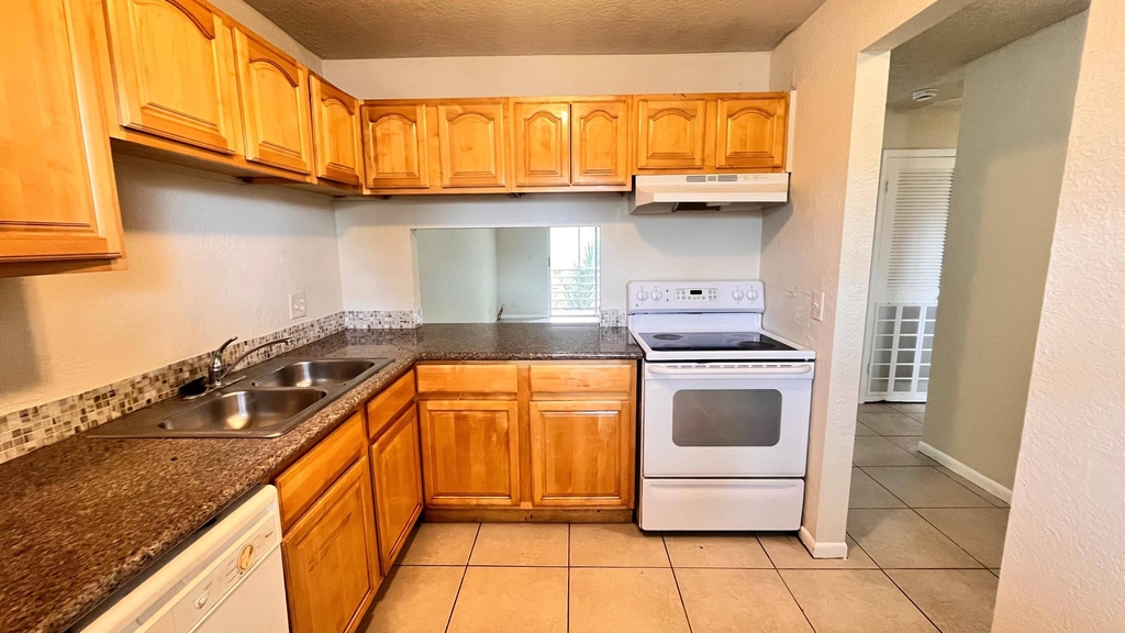 200 Croton Avenue - Photo 3