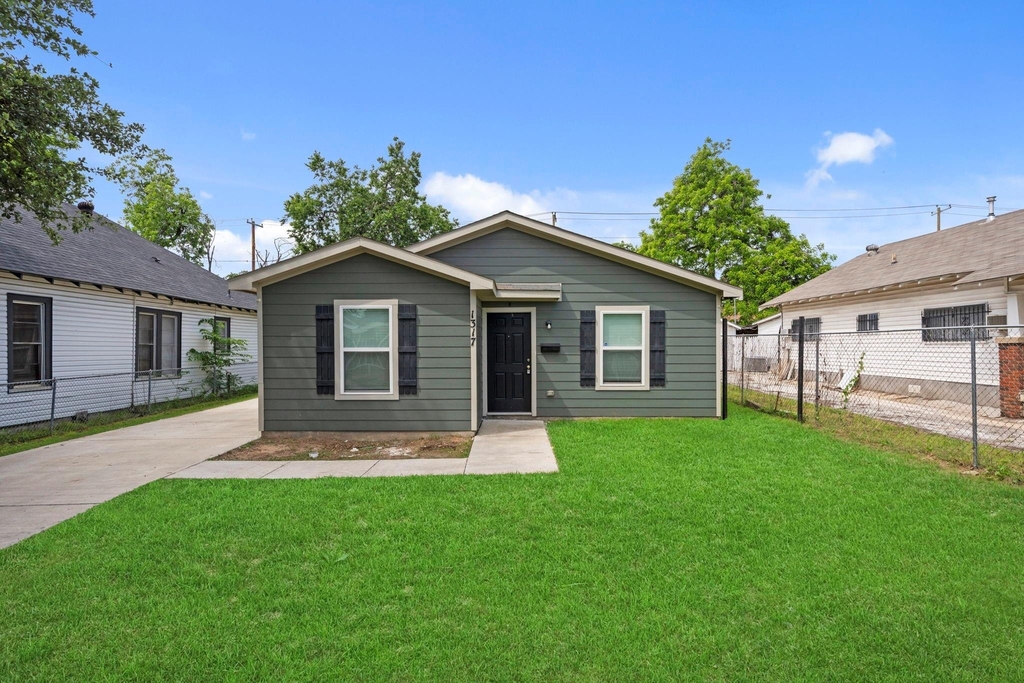 1317 Denver. Avenue - Photo 0