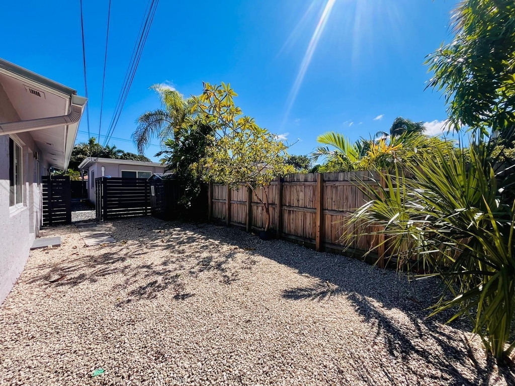 1215 Ne 17th Avenue - Photo 5