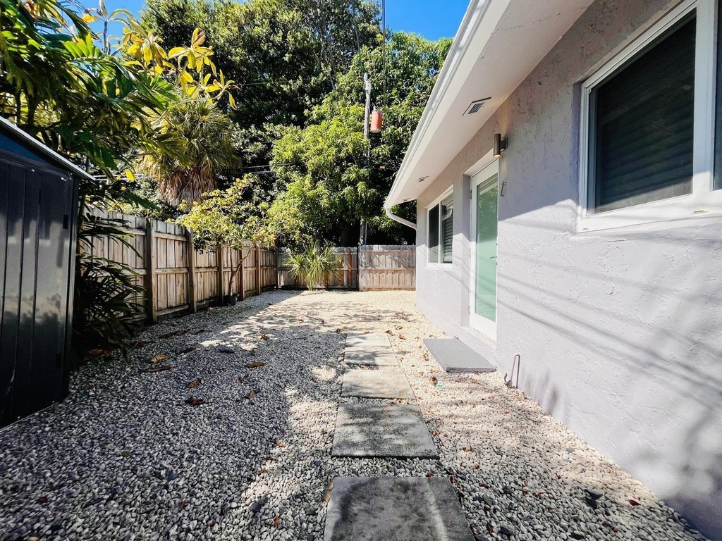 1215 Ne 17th Avenue - Photo 3