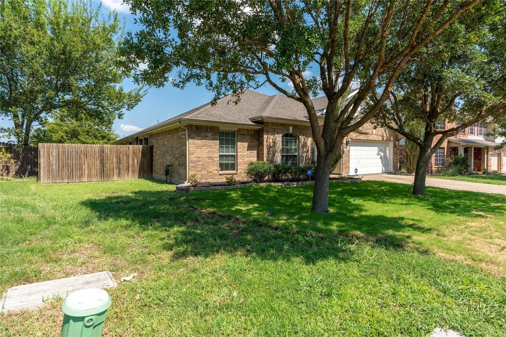 2105 Sumac Drive - Photo 2
